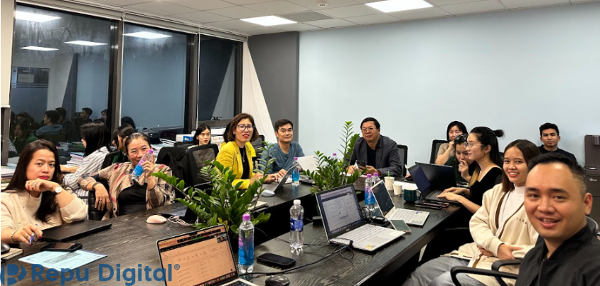 Các thành viên của Repu & Bliss Hội An thống nhất giải pháp triển khai HubSpot trong buổi họp kích hoạt dự án