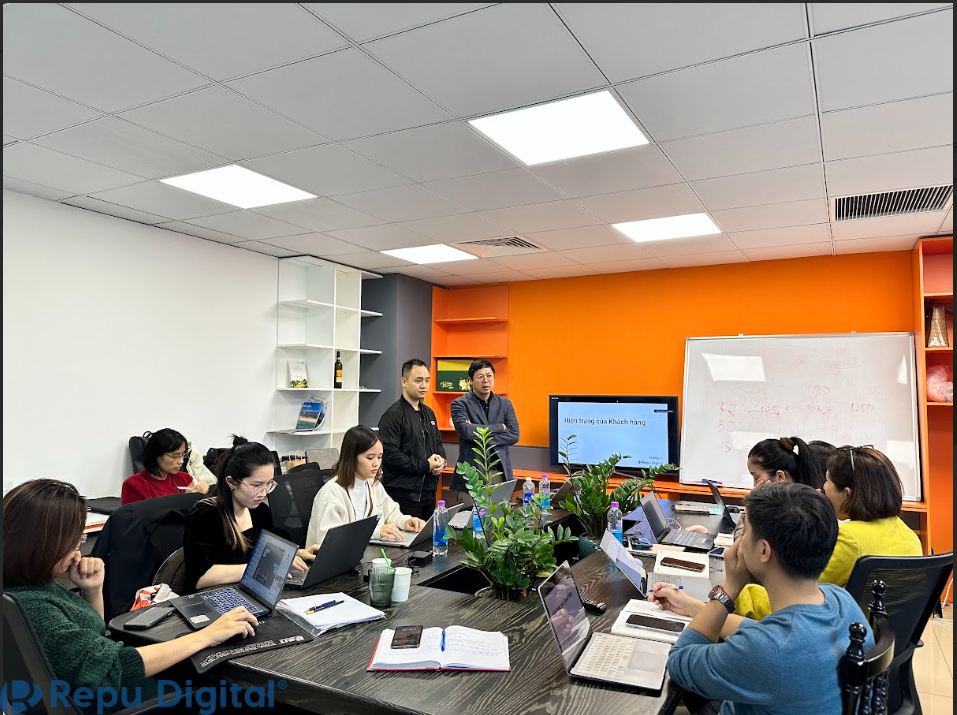 CEO Bliss Hoi An phát biểu tại buổi kích hoạt dự án HubSpot